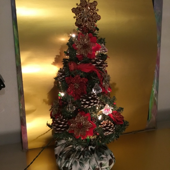 New Handcrafted 22 inch Poinsettia Table top Christmas Tree - Picture 4 of 11